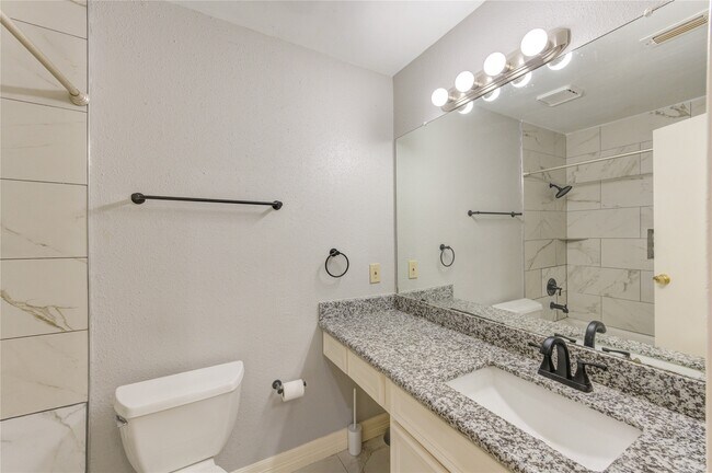 Building Photo - 2002 Gentryside Dr Unit 110