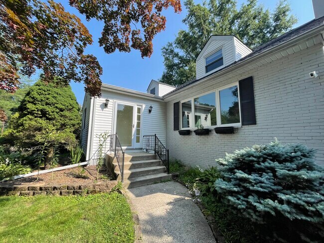 Photo - 121 Washington Rd