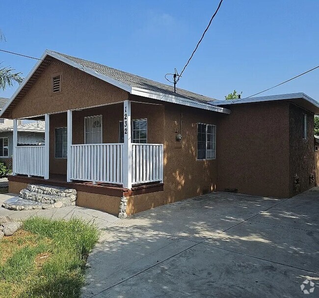 Building Photo - This charming 2-bedroom home