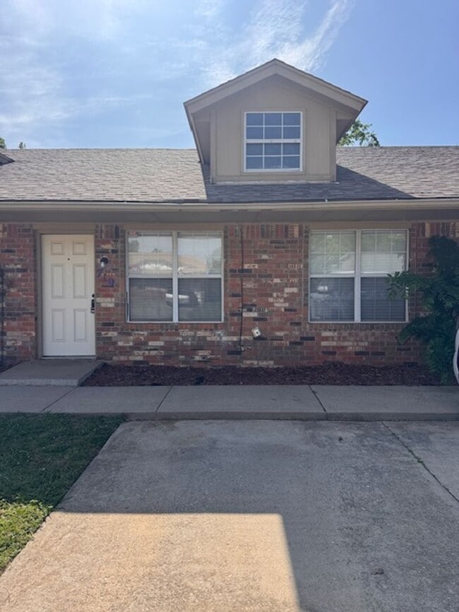 2 bed one bath spacious duplex in Mustang! - 2 bed one bath spacious duplex in Mustang!