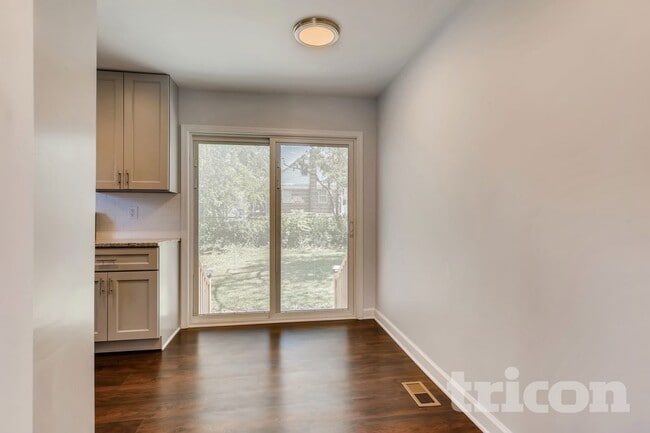 Photo - 3523 Sussex Rd