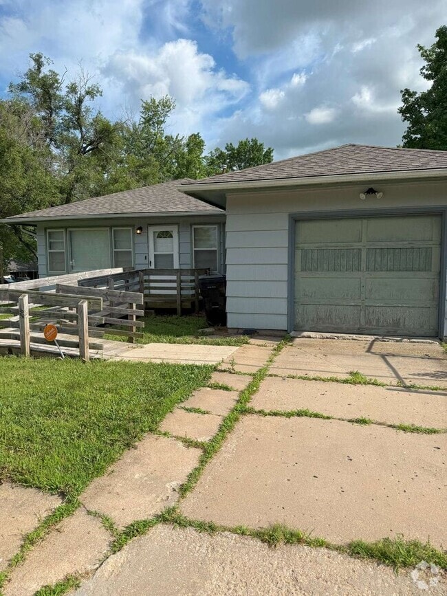 Building Photo - 3 bedroom, 1 bath remodeled home