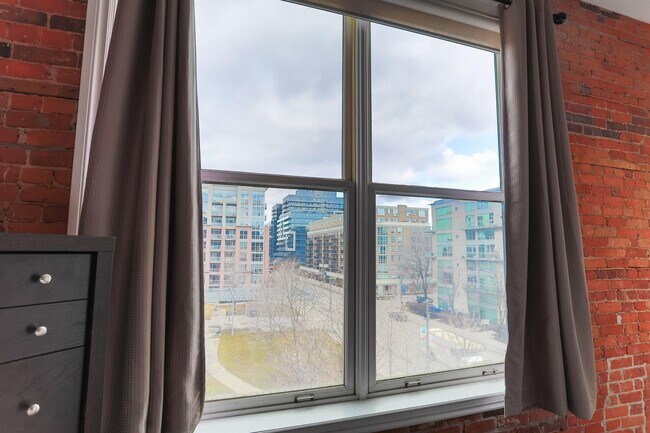 Photo - 915 King St W