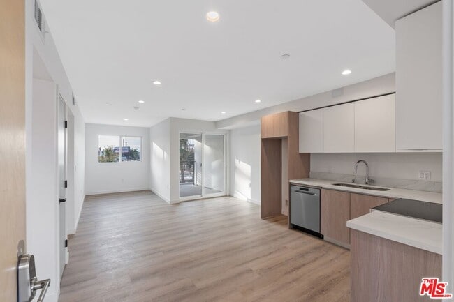 10918 Camarillo St Unit 502