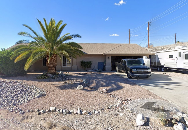 Building Photo - Unfurnished Pool Home