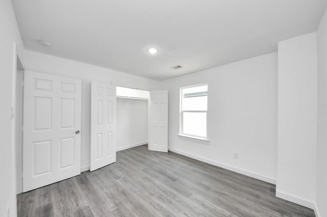 Building Photo - 7611 Shotwell St