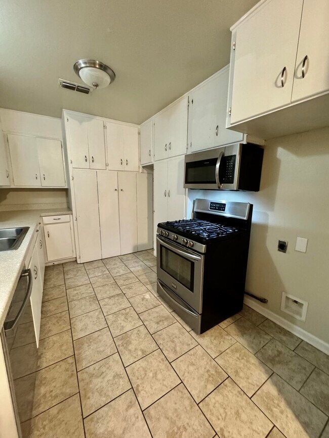 Photo - 3008 57th St