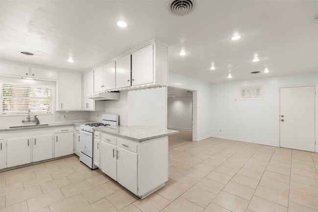 Photo - 2015 Wycliffe Dr