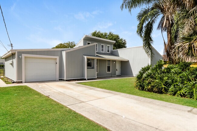 Photo - 2574 SW Monterrey Ln