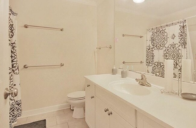 Bathroom - 1513 E Franklin St Unit 123