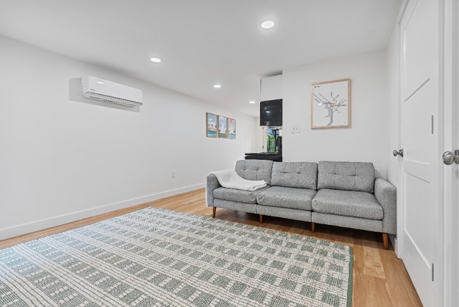 Photo - 25 Seaton Pl NE