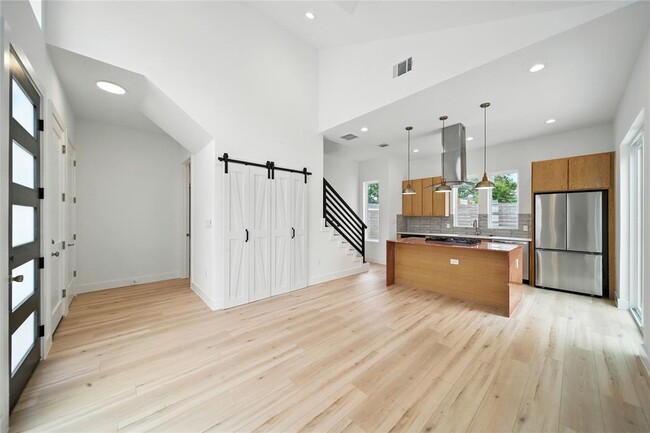 Photo - 106 W Croslin St