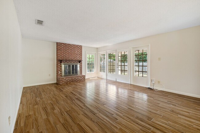 Photo - 3 Bedroom, 2 Bath Duplex Conveniently Loca...