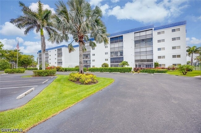 Building Photo - 555 Park Shore Dr Unit B408