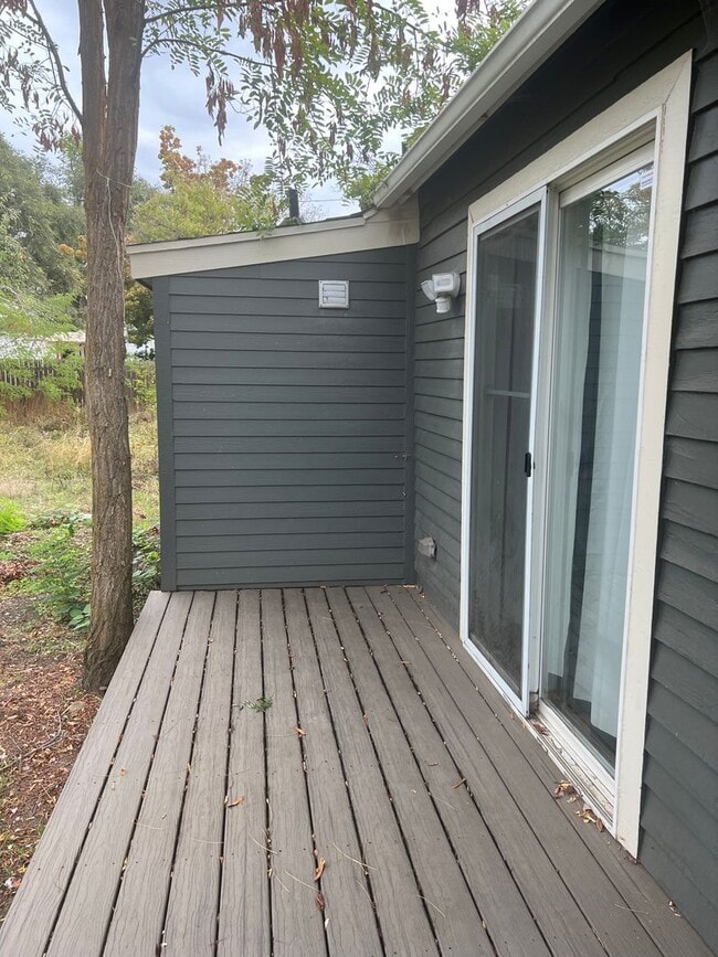 Building Photo - "PENDING APPLICATION" Charming 1 Bed/ 1 Bath Home with Large Yard