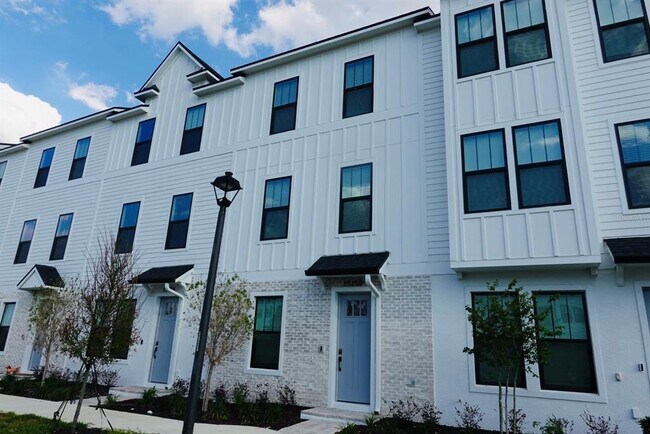 Building Photo - 15250 Groveside Rd