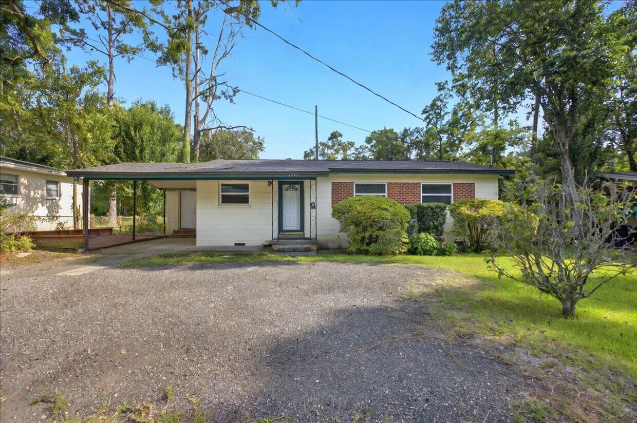 4 bed 2 bath house, walk to stadium! Avail... - 4 bed 2 bath house, walk to stadium! Avail...