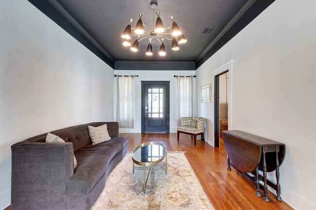 Photo - 617 W Lynn St