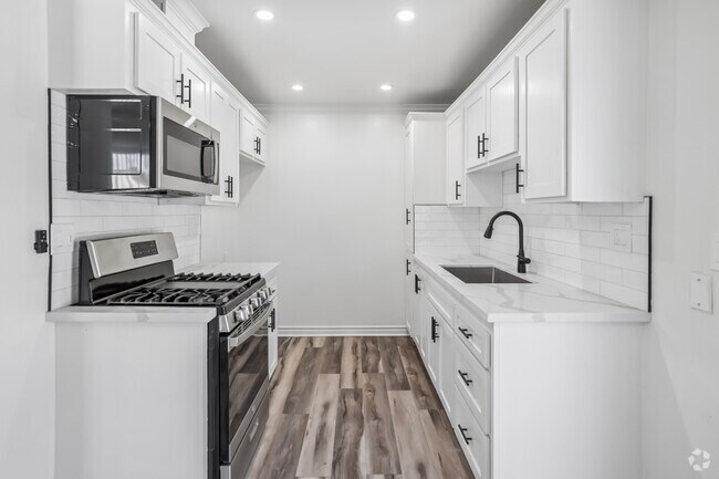 1BR, 1BA - 725SF - Kitchen