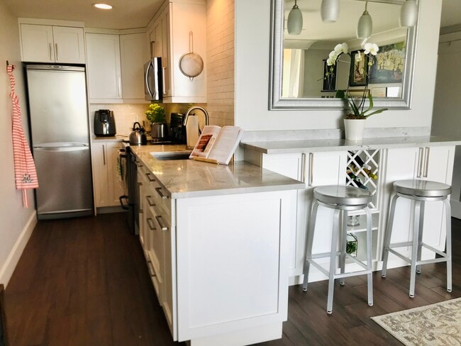 Cocina totalmente renovada que maximiza el espacio de encimera y almacenamiento con acabados elegantes. - 15 S Golfview Rd Unidad 402