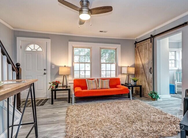 Photo - 129 Hansard Dr