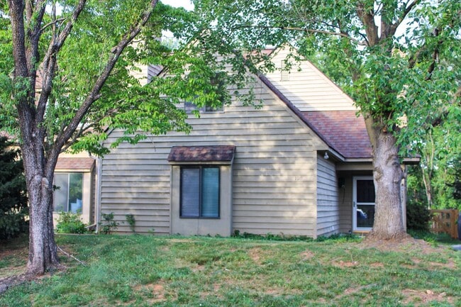 Building Photo - Contemporary duplex with first floor primary