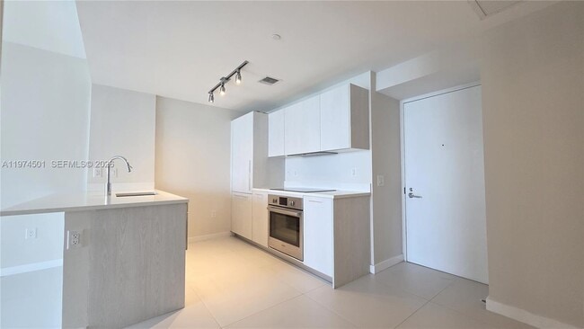 Photo - 501 NE 31st St Unidad 2404