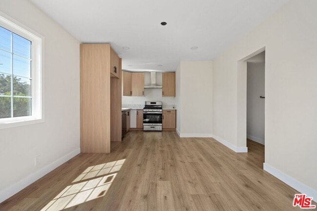 Photo - 21007 Saticoy St