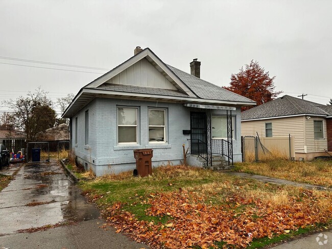 Building Photo - North Side 2 Bedroom 1 Bath Home