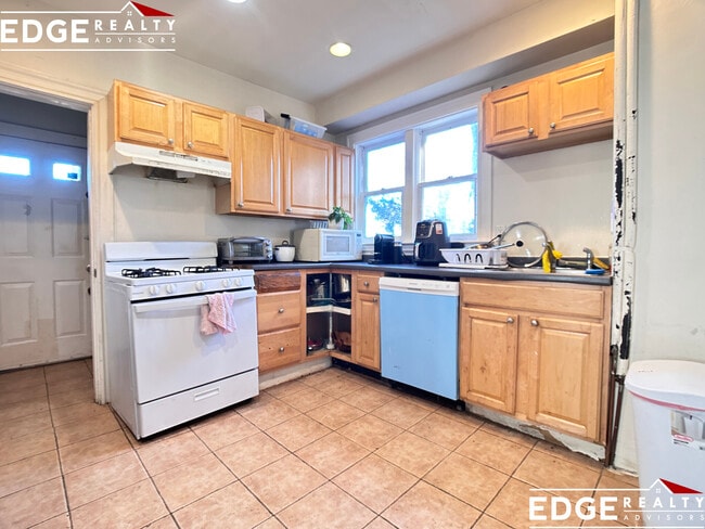 Building Photo - 38 Pratt St Unit 2