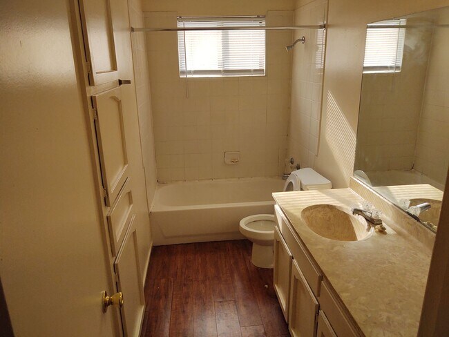 Photo - 240-242-242 Craddock Ave Unit 242