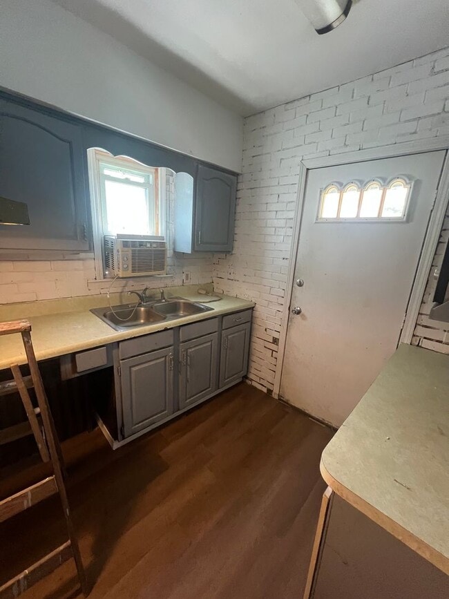 Building Photo - 111 W 7th St Unit 1 Rental