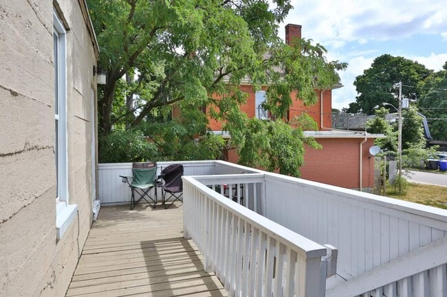 Photo - 1025 King St E