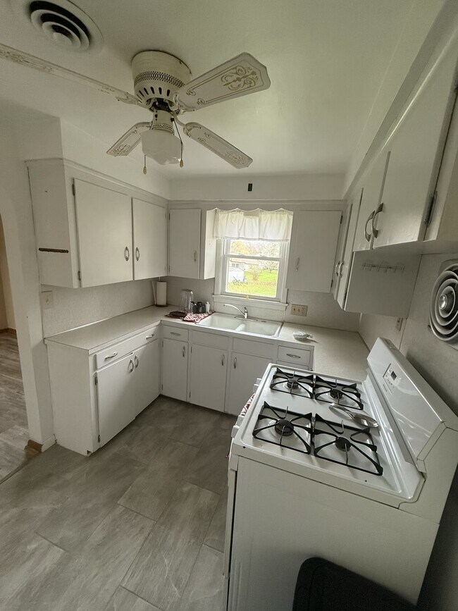 Kitchen View - 7211 Pennsylvania Ave Unit Apartment in Poland Ohio