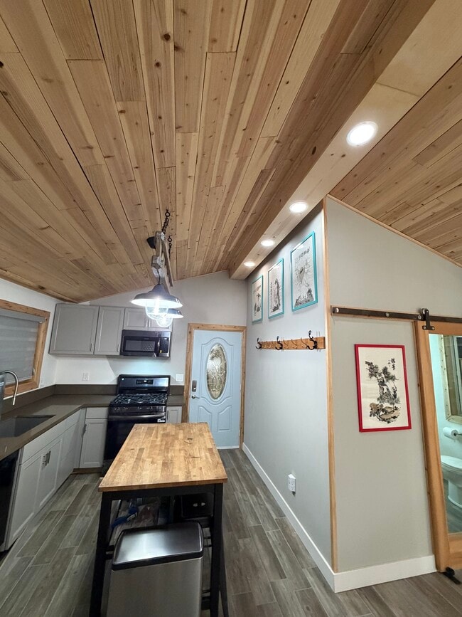 Photo - 7711 Owensmouth Ave Unidad Modern Cottage