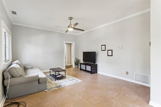 Photo - 653 Somerset Terrace NE