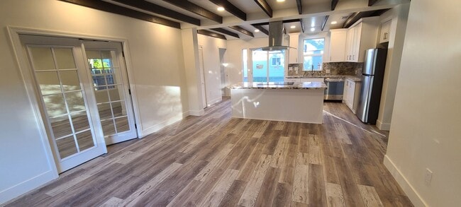 Photo - 1402 Clara Ln