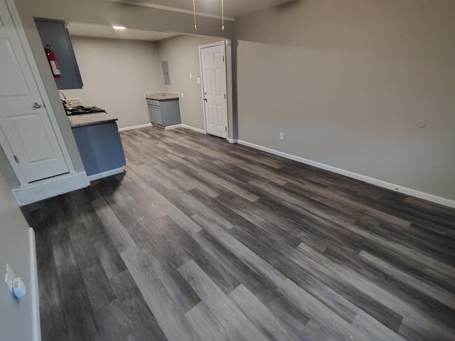Photo - 802 PENDLETON St Townhome