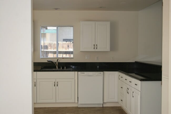 Photo - BEAUTIFUL 3bd 2ba South Bakersfield W/POOL!!