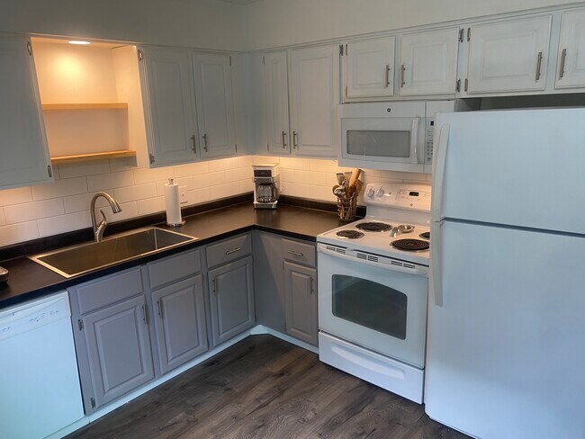 Photo - 2818 Stoneleigh Dr Apartments Unit 2818 Stoneleigh Dr