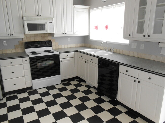 Photo - Spacious 4 Bed/2 Bath Home in Loveland