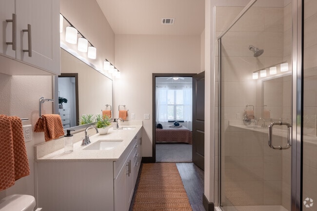 1BR, 1BA - 773SF - Bathroom