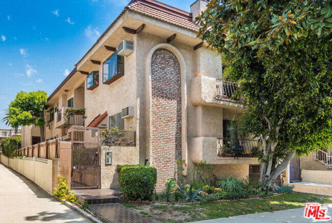 Building Photo - 1926 Glendon Ave Unit 2 Rental