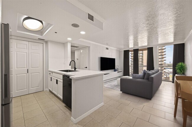 Building Photo - 3525 Sage Rd Unit 1405