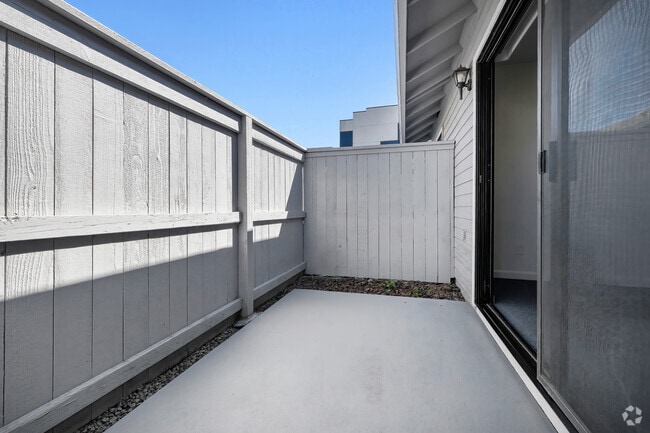 1BD, 1BA - 742SF Patio