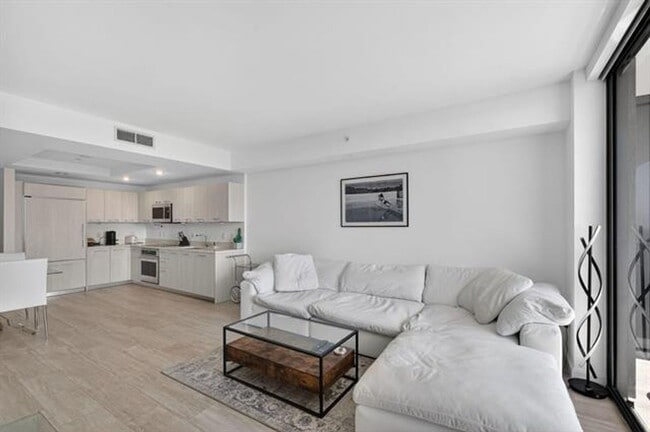 Photo - 55 SW 9th St Unidad 55 SW 9th St # 3704