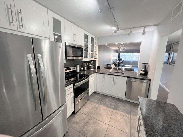 Building Photo - 2920 SW 22nd Ave Unit 6040