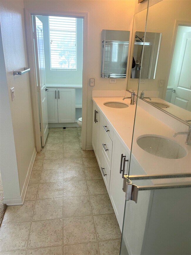Ensuite 1 - 5553 Coral Dr