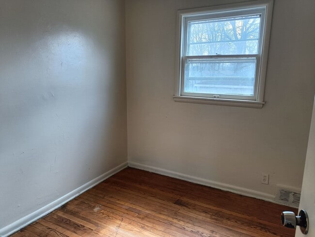 Photo - 2125-27 W Silver Spring Dr Unidad lower