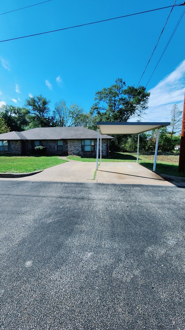 Building Photo - 16042 Pawnee Dr Rental